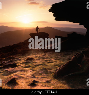 Einsame männliche Walker Stand auf Felsen betrachten den Sonnenuntergang am Rand Bamford in Derbyshire "Great Britain" Stockfoto