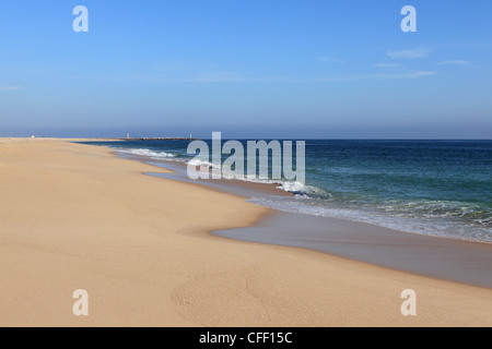 Den goldenen Sandstrand von einem Strand auf der Ilha Deserta (Barreta), eine Insel in der Ria Formosa Nationalparks, Algarve, Portugal, Europa Stockfoto