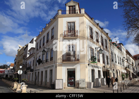 Traditionelle portugiesische Architektur und gepflasterte Straßen in Alcobaca, Estremadura, Portugal, Europa Stockfoto