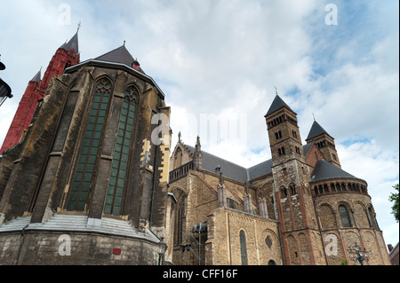 Sint-Lage (St. Johanniskirche) und Sint Servaasbasiliek (St.-Servatius-Basilika), Maastricht, Limburg, Niederlande Stockfoto