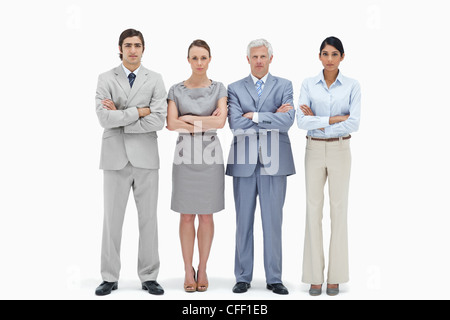 Multikulturelle ernst Team ihre Arme kreuzen Stockfoto