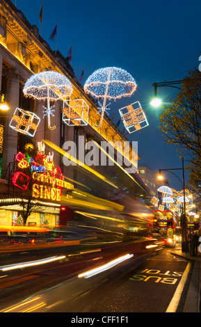 Selfridges und Weihnachtsbeleuchtung, Oxford Street, London, England, Vereinigtes Königreich, Europa Stockfoto