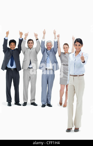 Multikulturellen Business-Team ihre Arme und der Daumen nach oben geben, mit einer Frau im Vordergrund Stockfoto