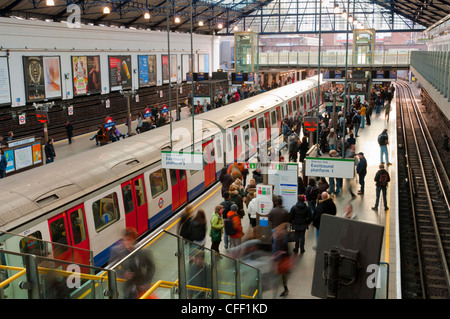 Bezirk Plattformen, u-Bahnstation Earls Court, London, England, Vereinigtes Königreich, Europa Stockfoto