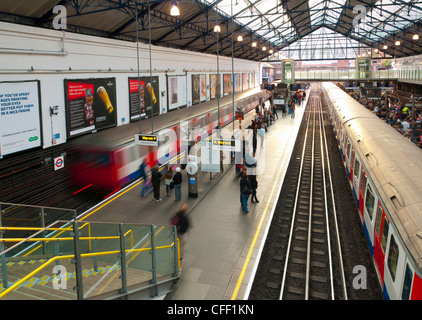 Bezirk Plattformen, u-Bahnstation Earls Court, London, England, Vereinigtes Königreich, Europa Stockfoto