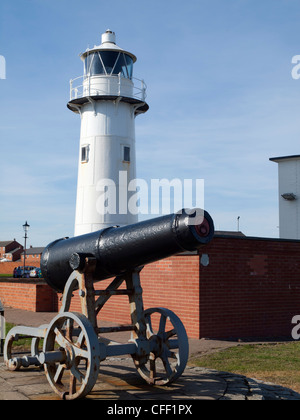 Leuchtturm und alte russische Kanone eine aufgenommene Trophäe aus dem Krim-Krieg präsentiert Hartlepool im Jahre 1857 Stockfoto