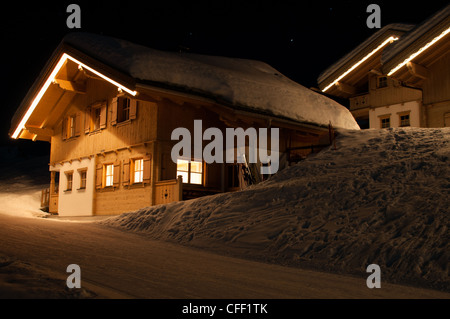 Hölzerne Skihütten bedeckt mit viel Neuschnee in der Nacht im Montafon, Österreich Stockfoto