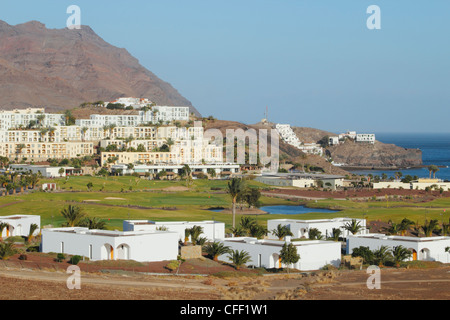 Blick über Playitas Resort Komplex mit Golfplatz zwischen weißen Villen und Hotels unter Berg. Fuerteventura, Kanarische Inseln. Stockfoto
