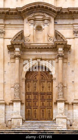 Haupteingang von der Chiesa di San Francesco all'immaculata (Kirche des Hl. Franziskus, makellose) in Noto Stockfoto