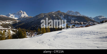 Das Dorf Colle di Santa Lucia vor Bergen Monte Pelmo Und Monte Civetta, Veneto, Italien, Europa Stockfoto