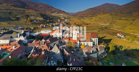 Das Dorf Spitz an der Donau vor Weinberge, Wachau, Niederösterreich, Österreich Stockfoto