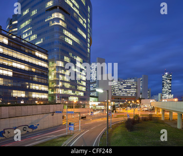 Hochhäusern unter bewölktem Himmel in der Nacht, 22. Bezirk, Donaustadt, Unocity, Wien, Austria, Europe Stockfoto