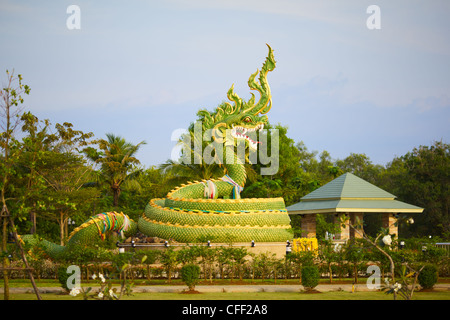 grünes Wasser Drachenstatue in Krabi, Thailand Stockfoto