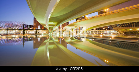 Reflexion der beleuchtete Brücke auf dem Wasser, Ciudad de Las Artes y de Las Ciencias, Valencia, Spanien, Europa Stockfoto