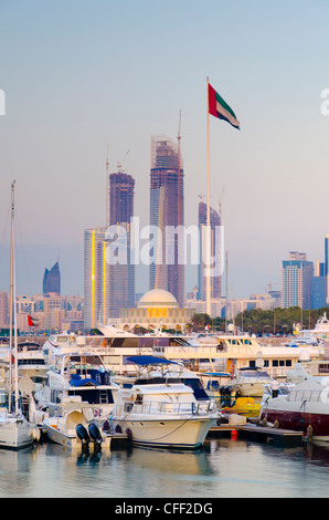 Skyline der Stadt vom Abu Dhabi International Marine Sports Club, Abu Dhabi, Vereinigte Arabische Emirate, Naher Osten Stockfoto