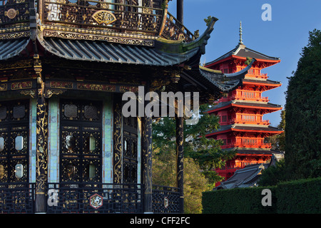 Chinesischer Pavillon und japanischer Turm im Sonnenlicht, Brüssel, Belgien, Europa Stockfoto