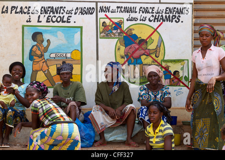 Frauen, die darauf warten, Bohnen, Kakao vor einem Publikum zu sortieren beachten Sie wieder die Kinderarbeit, Duekoue, Elfenbeinküste, Westafrika Stockfoto