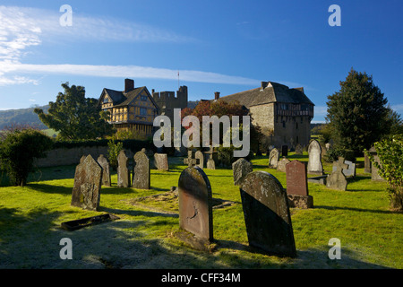 Stokesay Castle, ein 13. Jahrhundert mittelalterliche befestigte Herrenhaus in der Herbstsonne, Shropshire, England, Vereinigtes Königreich, Europa Stockfoto