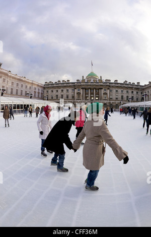 Skater auf außen Eisbahn Schlittschuh laufen Somerset House, London, England, Vereinigtes Königreich, Europa Stockfoto