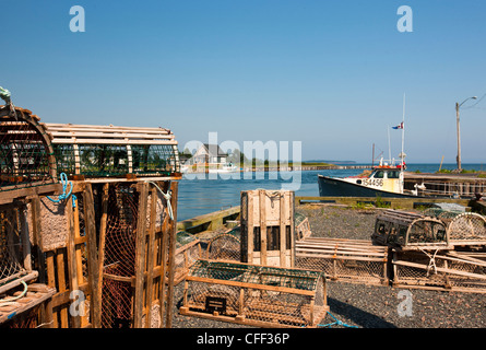 Hummerfallen am Kai, Fortune Bay Harbour, Prince Edward Island, Kanada Stockfoto