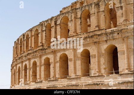 El Jem. Tunesien. Blick auf Teil der intakten Honig farbigen Fassade des herrlichen antiken römischen Amphitheaters. Aus dem Stockfoto