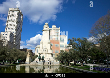 Frühlingssonne auf der Plaza de Espana, mit Statuen von Don Quijote und Sancho Panza, Madrid, Spanien, Europa Stockfoto