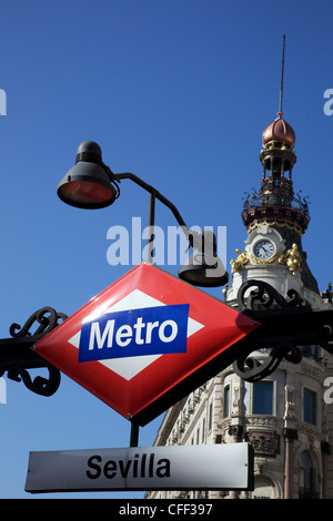 Sevilla Metro Station Zeichen vor der Banco Espanol de Credito Gebäude, Madrid, Spanien, Europa Stockfoto