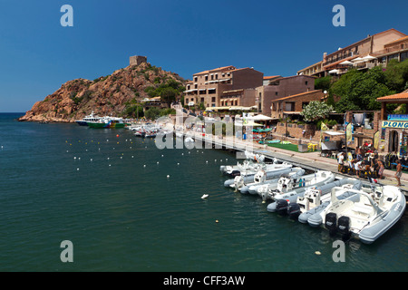 Motorboote im Hafen Porto mit der Genuese Turm im Hintergrund, L l ' Ile-Rousse, Korsika, Frankreich Stockfoto