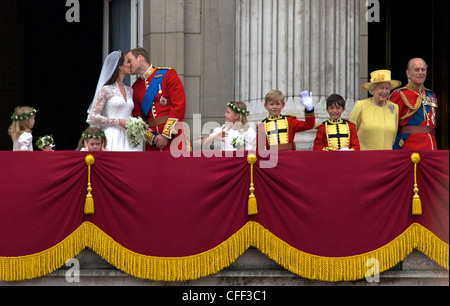 Prinz William küsst seine Frau Catherine Duchess of Cambridge auf dem Balkon des Buckingham Palace, London, England, UK Stockfoto