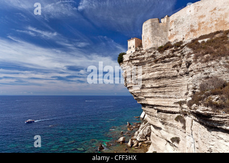Steilküste mit einem Haus, Bonifacio, Pilgrimstein Uand Mittelmeer, Korsika, Frankreich Stockfoto