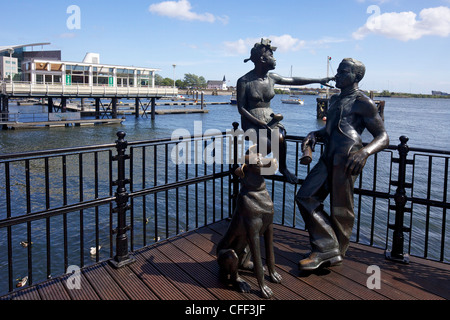 People Like Us, Bronze-Skulptur von John Clinch, 1993, Mermaid Quay, Cardiff Bay, South Glamorgan, Wales, UK Stockfoto