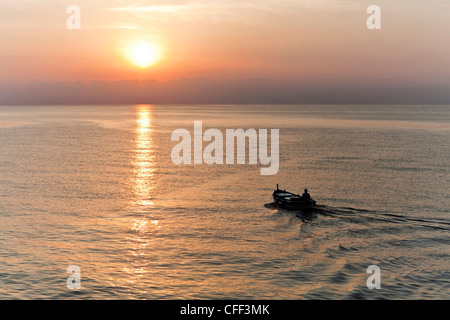 Fischerboot am Sonnenaufgang Überschrift ins Tyrrhenische Meer aus Bastia, Korsika, Frankreich Stockfoto