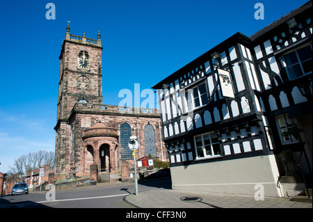 St Alkmund Kirche und Schwarzbär-Pub, Whitchurch Shropshire England UK Stockfoto