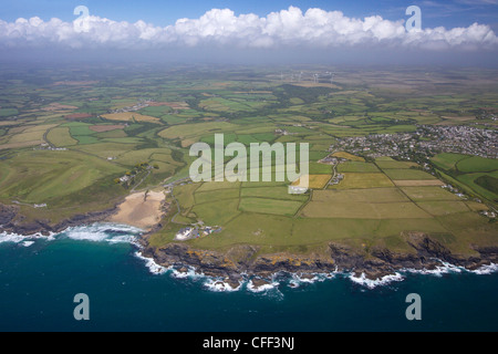 Luftbild von Poldhu Cove und Pfosten, Blick nach Osten, Goonhilly, Lizard Halbinsel, im Sommer Sonne, Cornwall, England, UK Stockfoto