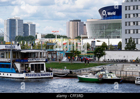 Spree, East Side Gallery vorbeizuschauen Street, O2 World, Berlin Friedrichshain, Berlin, Deutschland Stockfoto