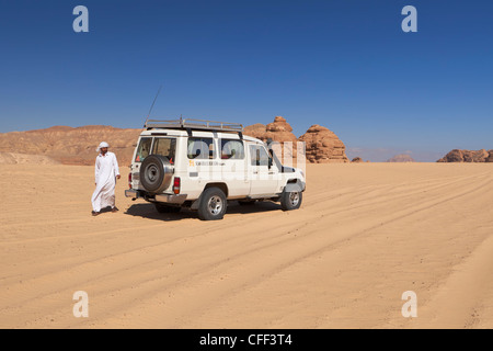 Jeep-Safari in der Wüste Sinai mit Beduinen Fahrer, Ägypten. Stockfoto