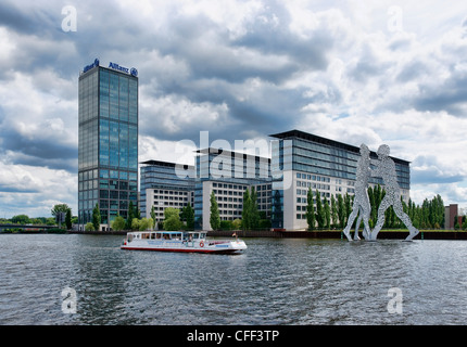 Spree, Ausflugsschiff, Molecule Man von Jonathan Borofsky, Allianz AG, Friedrichshain, Berlin, Deutschland Stockfoto