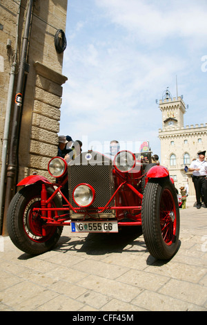 Oldtimer in der Altstadt vor der Burg, San Marino, Italien, Europa Stockfoto