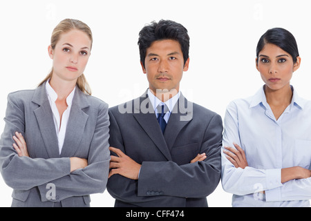 Nahaufnahme von Geschäftsleuten mit ihren verschränkten Armen Stockfoto