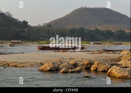 Boote und sandigen und felsigen Ufer, Mekong River, Luang Prabang, Laos Stockfoto