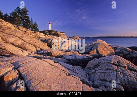 Lighthouse Point Atkinson führt Seeleute in Vancouver Harbour, Lighthouse Park, Westvancouver, Britsh Columbia, Kanada. Stockfoto