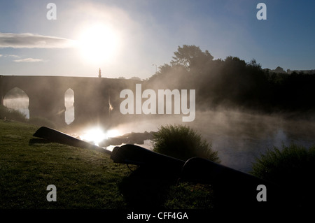 Kanus am Ufer Flusses zu legen, als am frühen Morgen Nebel vom Fluss Wye am Ross-on-Wye, Herefordshire, England wirft Stockfoto