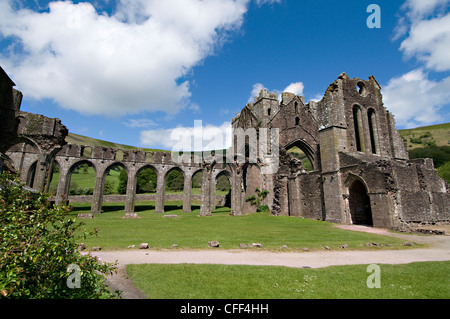 Die Ruinen von Llanthony Priory in den schwarzen Bergen, Teil des Brecon-Beacons-Nationalpark, Wales, Großbritannien Stockfoto