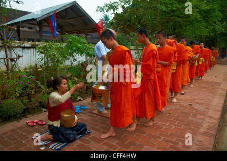 Prozession der buddhistischen Mönche sammeln von Almosen und Reis in der Morgendämmerung, Luang Prabang, Laos, Indochina, Südostasien, Asien Stockfoto