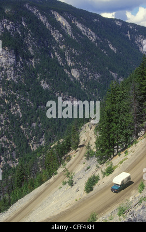 RV Camper auf dem Hügel am Highway 20, Chilcotin Region, Britisch-Kolumbien, Kanada. Stockfoto