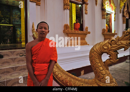 Goldene Nagas und buddhistische Mönche, Anfänger, Wat Luang, Pakse, Laos Stockfoto