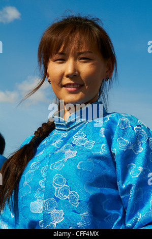 Junge mongolische Frau in traditioneller Tracht (Deel), Provinz Khovd, Mongolei, Zentral-Asien, Asien Stockfoto