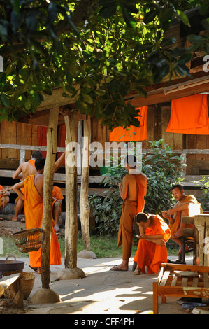 Buddhistische Mönche, Anfänger, vor ihrer Wohnung, Luang Prabang, Laos Stockfoto