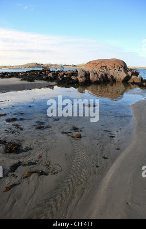 Felsen im Meer am Strand von Fionnphort auf der Isle of Mull reflektiert Stockfoto