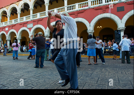 Mexikanische Tänzer und Musiker außerhalb städtische Palast, Platz der Unabhängigkeit, Merida, Yucatan, Mexiko Stockfoto